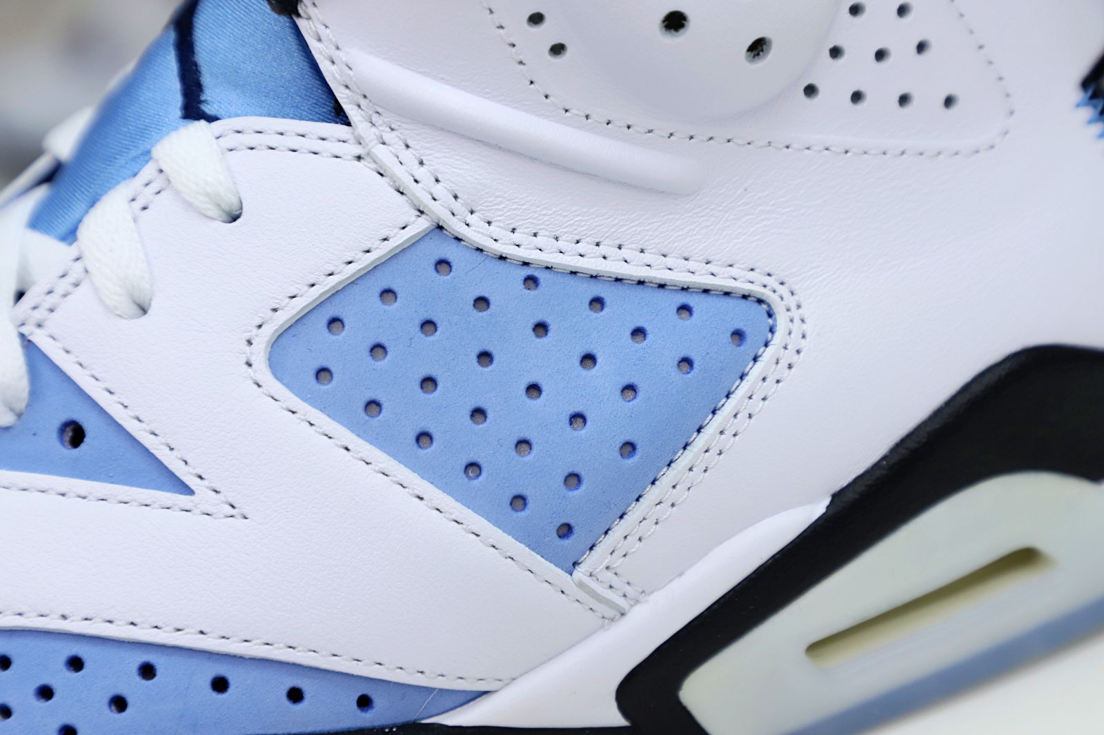 Kimi kick AIR JORDAN 6 RETRO 'UNC HOME'