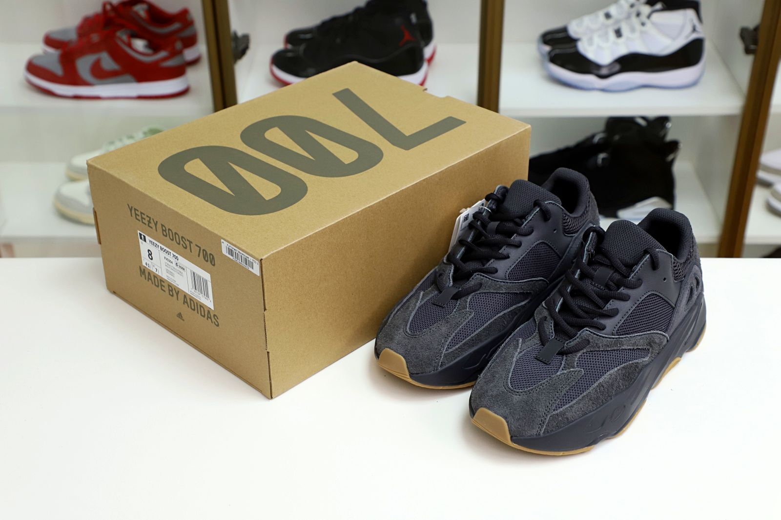 Kimi kick YEEZY BOOST 700 'UTILITY BLACK'