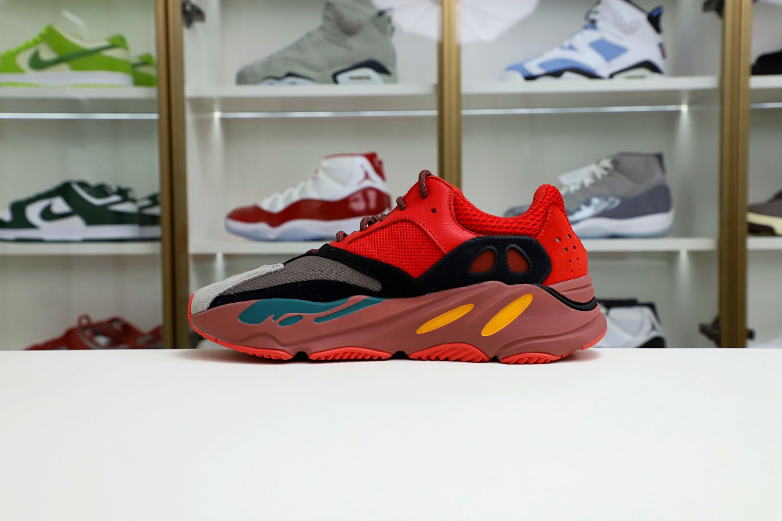 Kimi kick YEEZY BOOST 700 HI-RES RED HQ6979