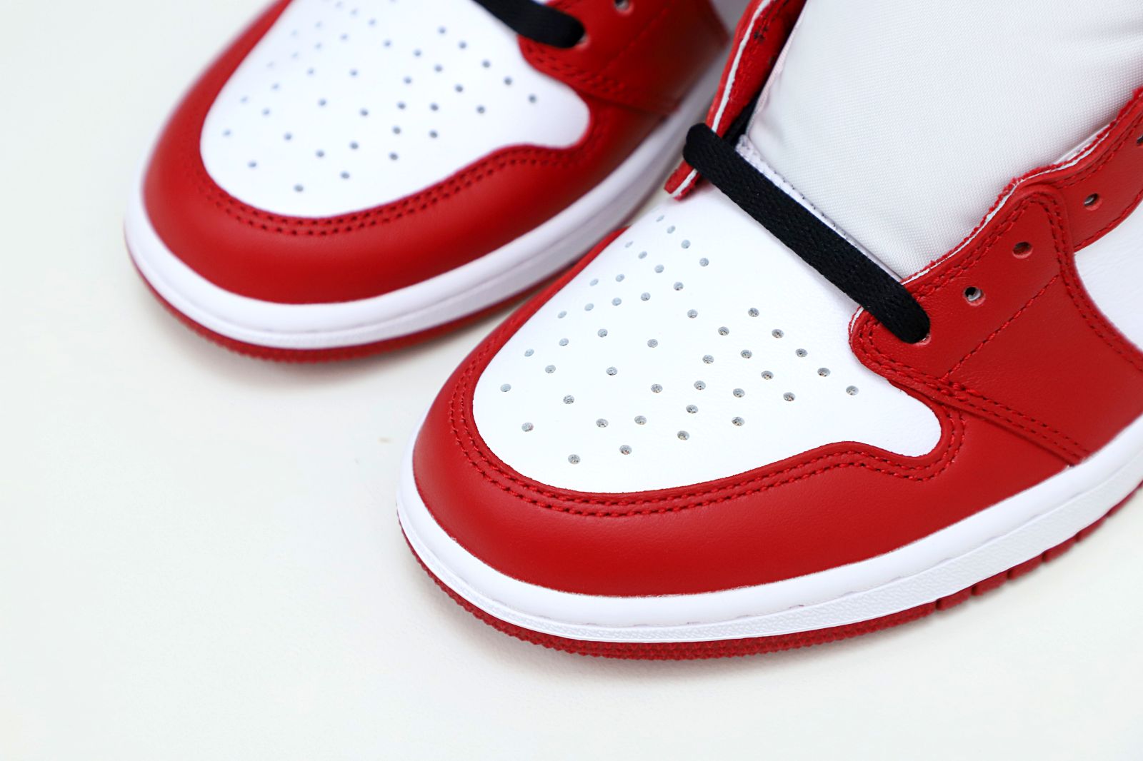 Kimi kick AIR JORDAN 1 RETRO HIGH OG 'CHICAGO' 2015