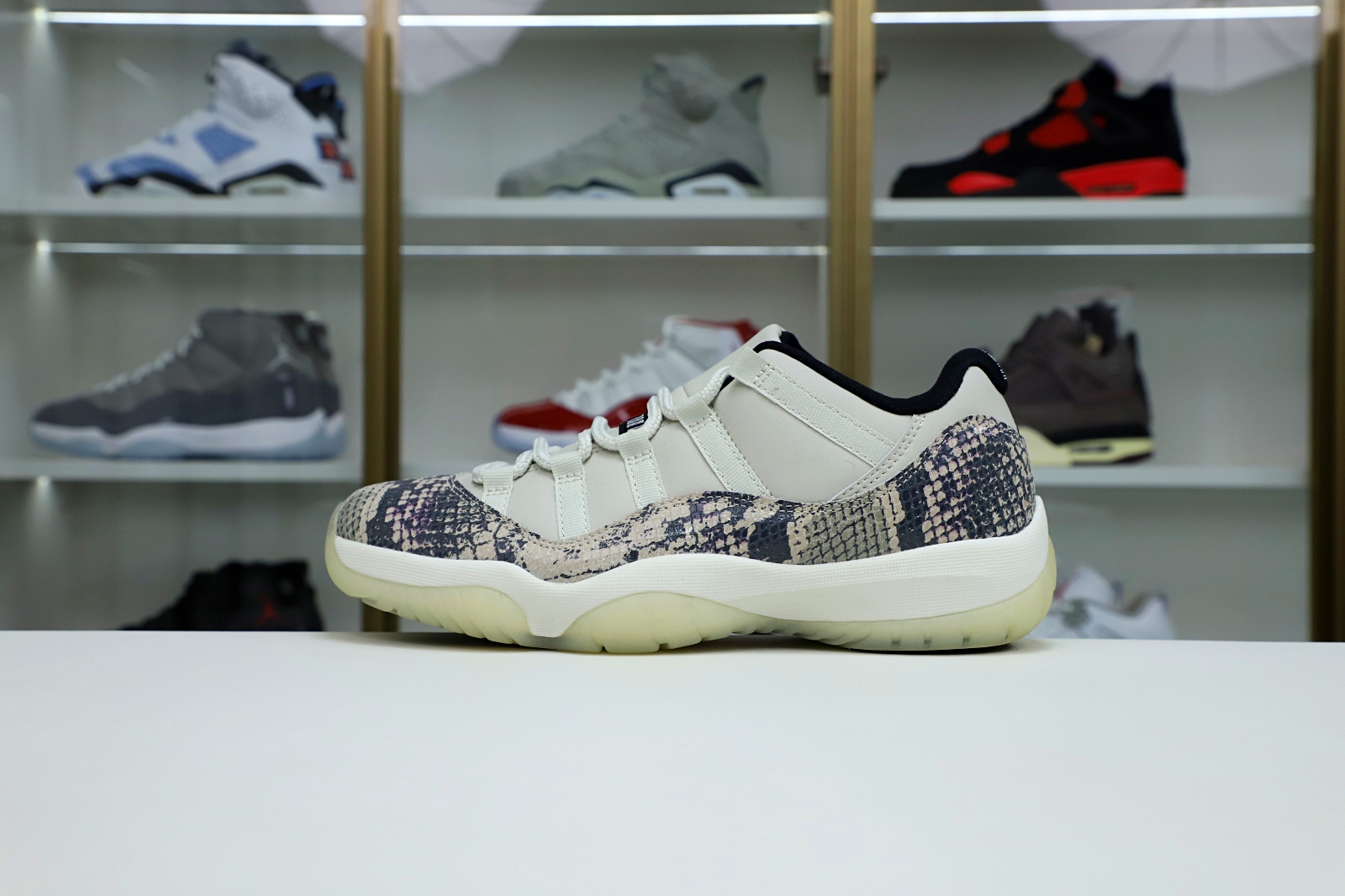 Kimi kick AIR JORDAN 11 LOW SNAKESKIN LIGHT BONE