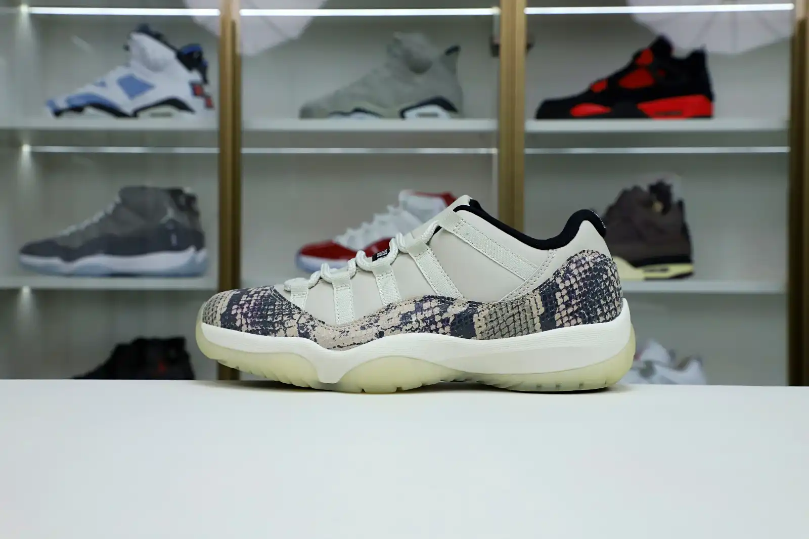 Kimikick AIR JORDAN 11 LOW SNAKESKIN LIGHT BONE