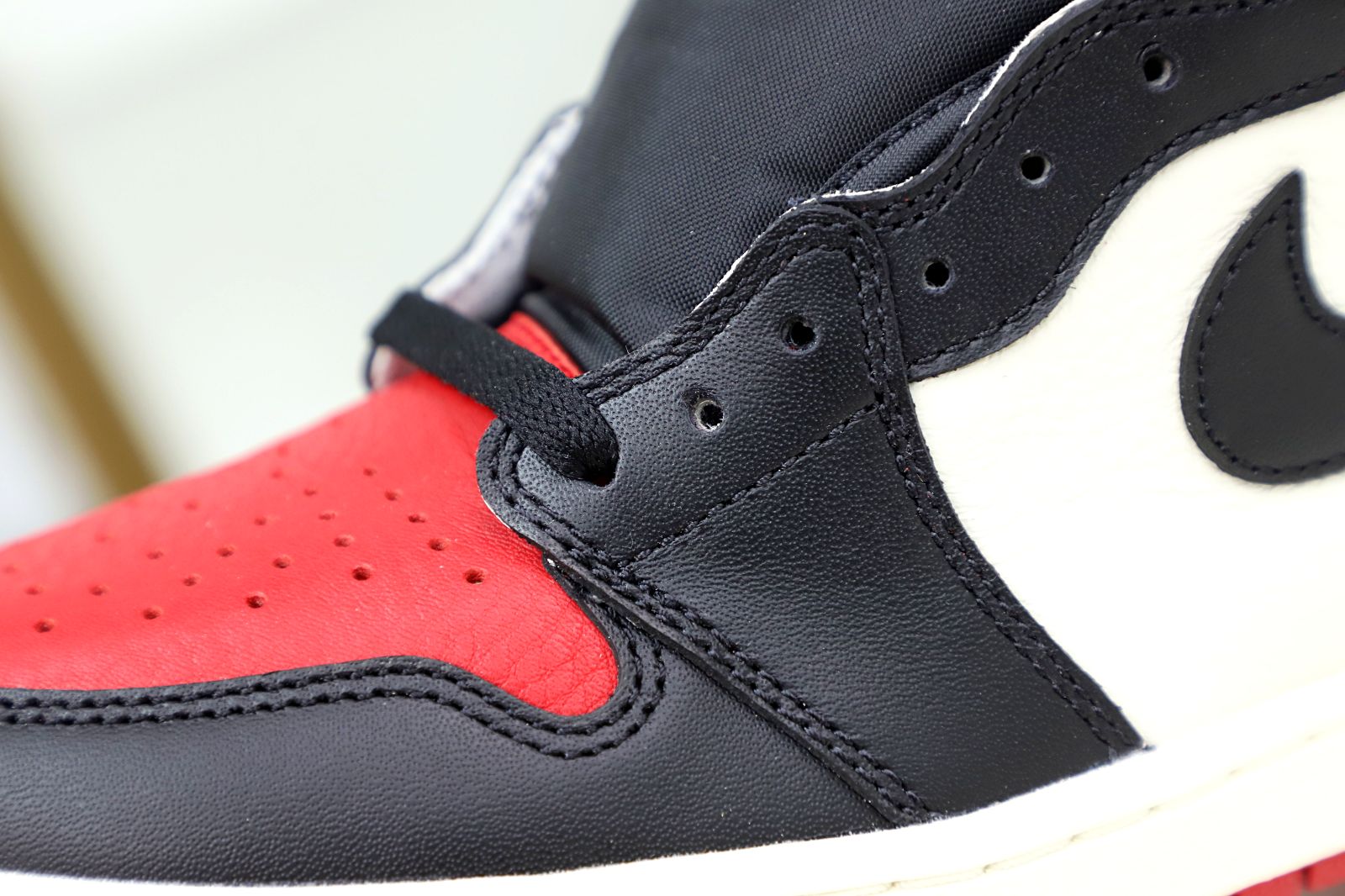 Kimi kick AIR JORDAN 1 RETRO HIGH OG 'BRED TOE'