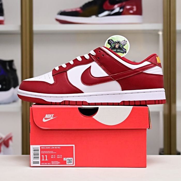 Kimi kick Nike Dunk Low Retro