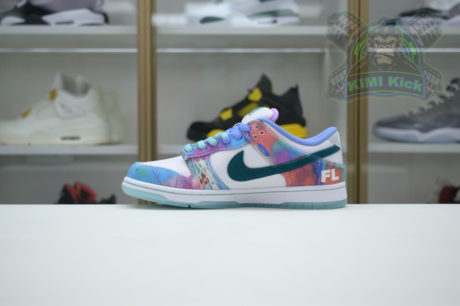 Kimi kick Futura Laboratories x Nike Dunk SB