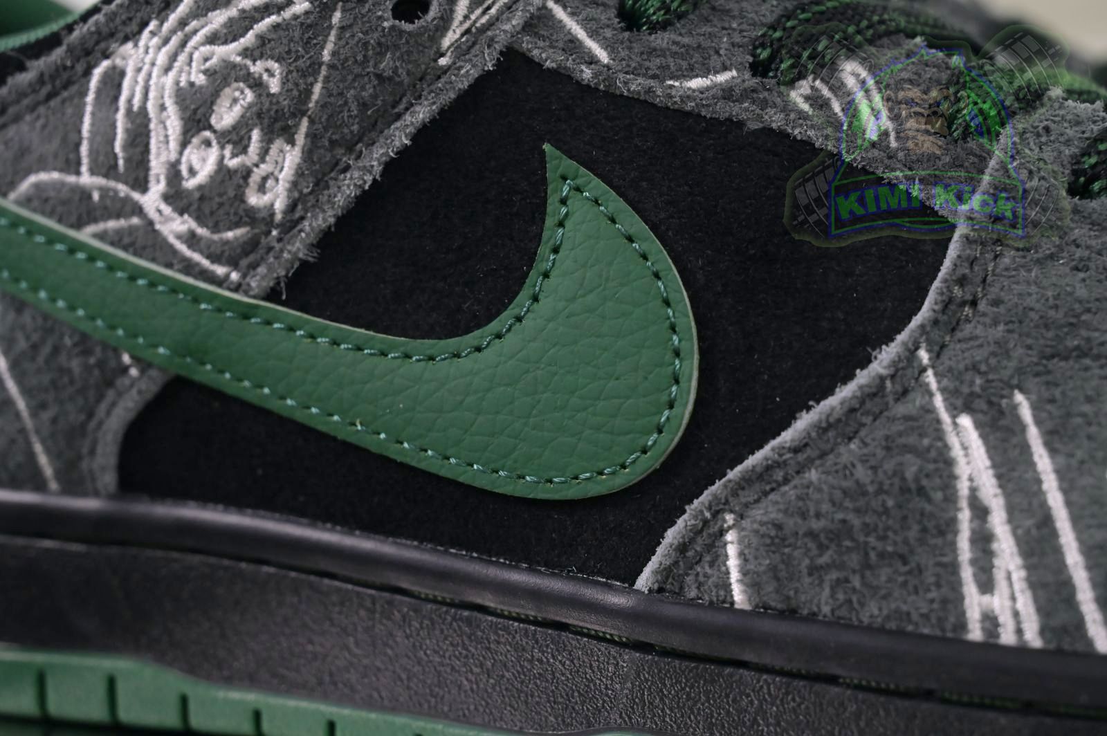 Kimi kick There Skateboards x Nike Dunk SB