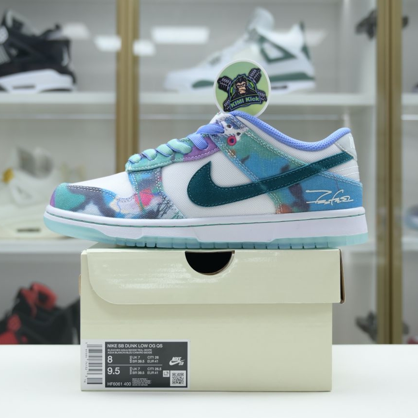 Kimi kick Futura Laboratories x Nike Dunk SB