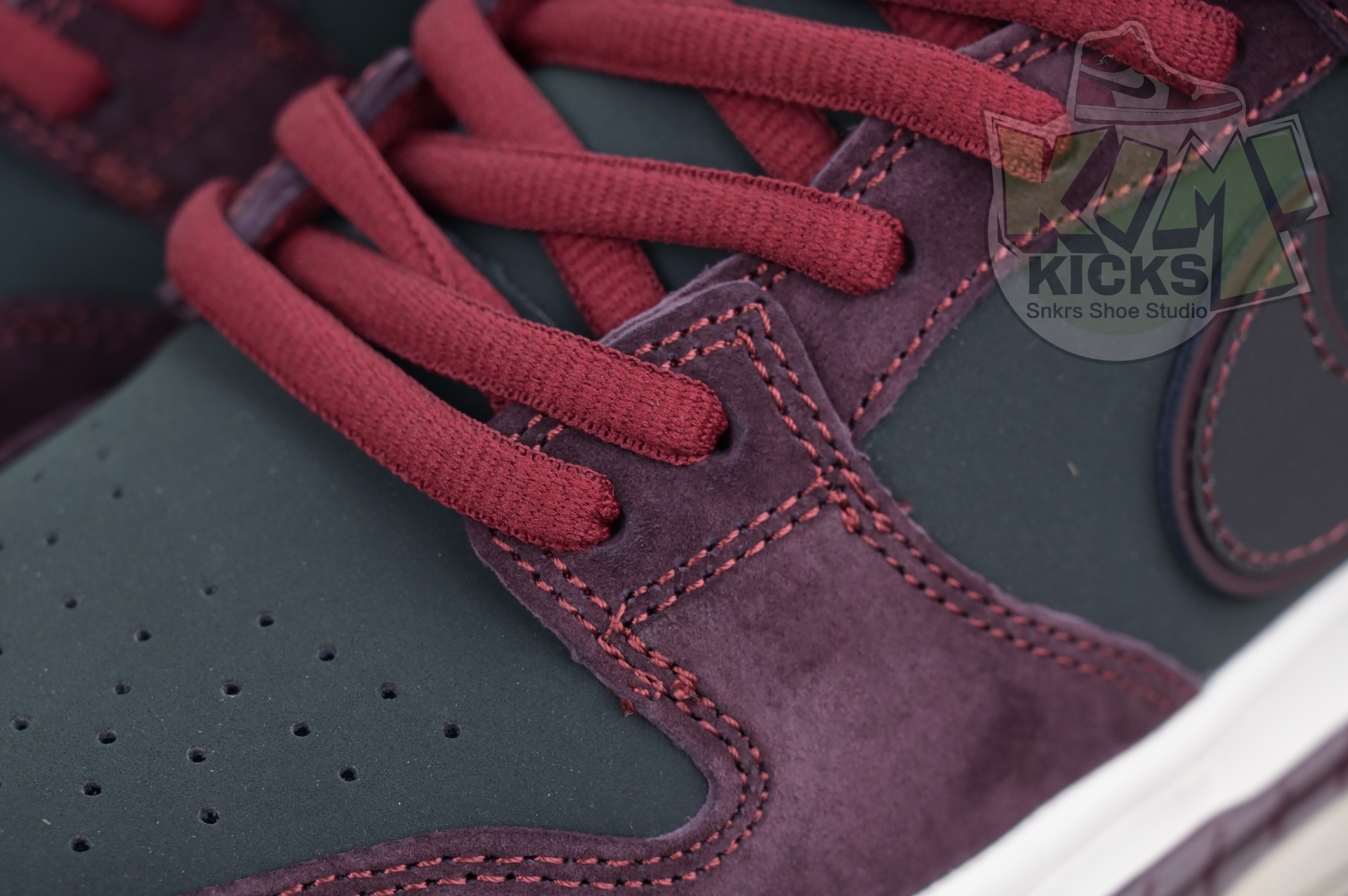 Kimi kick RIOT Skateshop x Nike SB Dunk Low