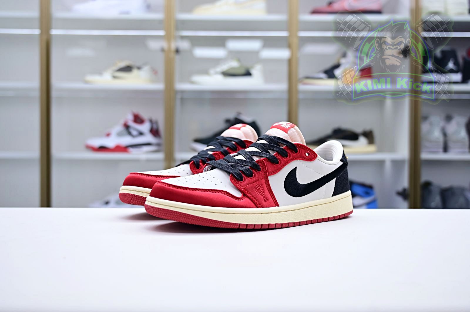 Kimi kick Trophy Room x Jordan Air Jordan 1 Low OG “Away”