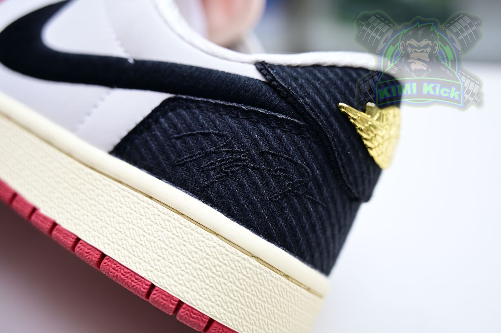 Kimi kick Trophy Room x Jordan Air Jordan 1 Low OG “Away”