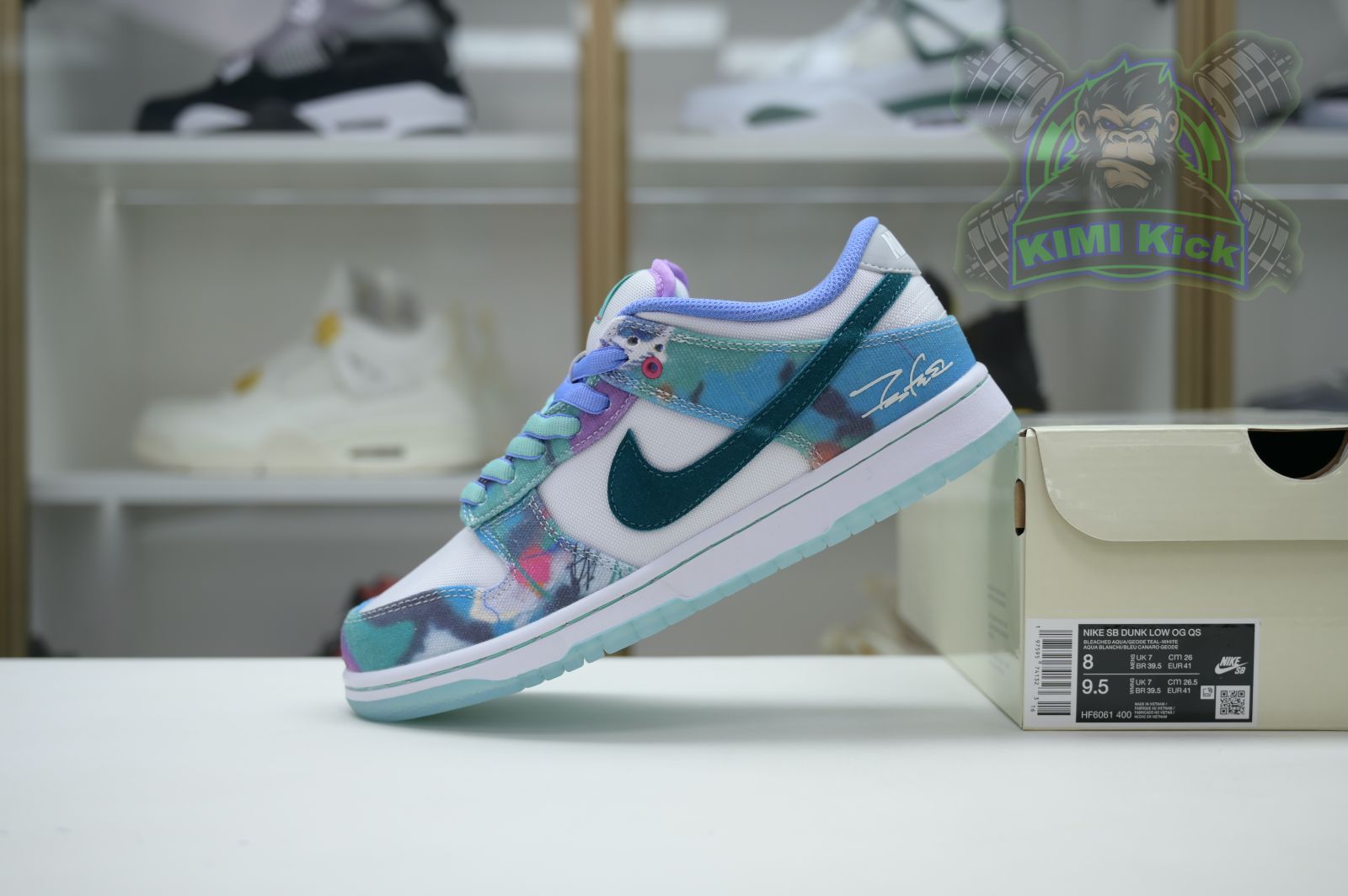 Kimi kick Futura Laboratories x Nike Dunk SB