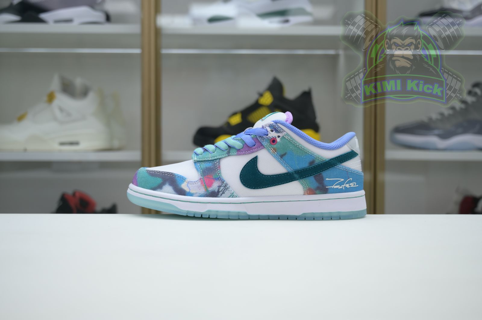 Kimi kick Futura Laboratories x Nike Dunk SB