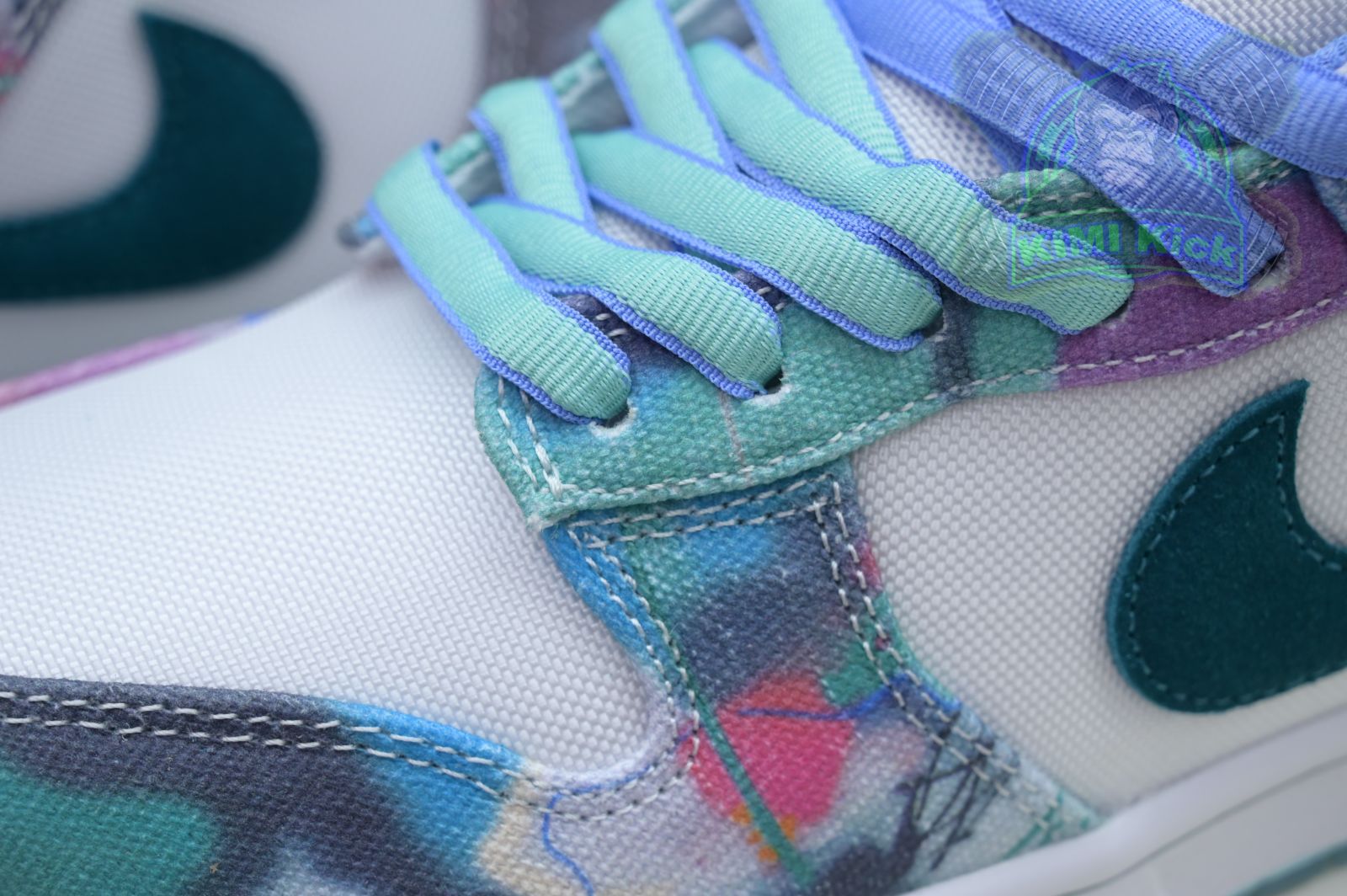 Kimi kick Futura Laboratories x Nike Dunk SB