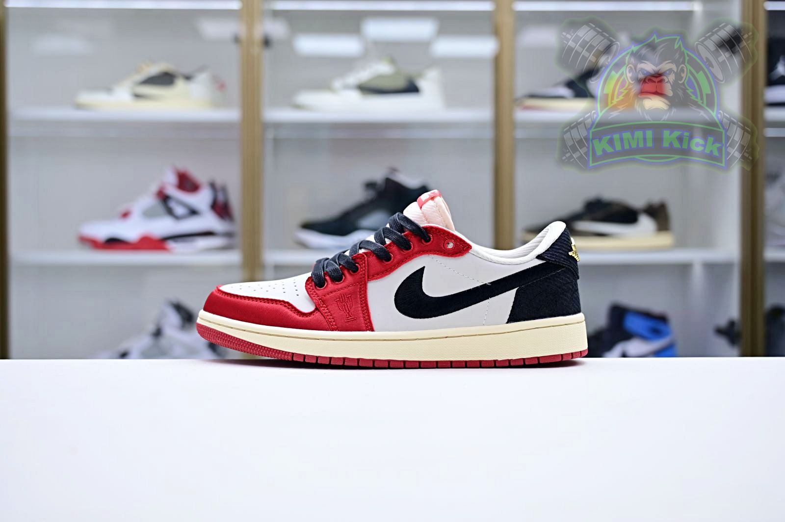 Kimi kick Trophy Room x Jordan Air Jordan 1 Low OG “Away”