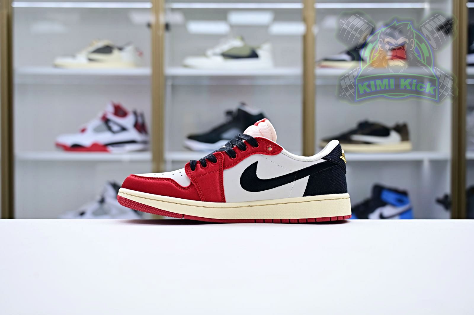 Kimi kick Trophy Room x Jordan Air Jordan 1 Low OG “Away”