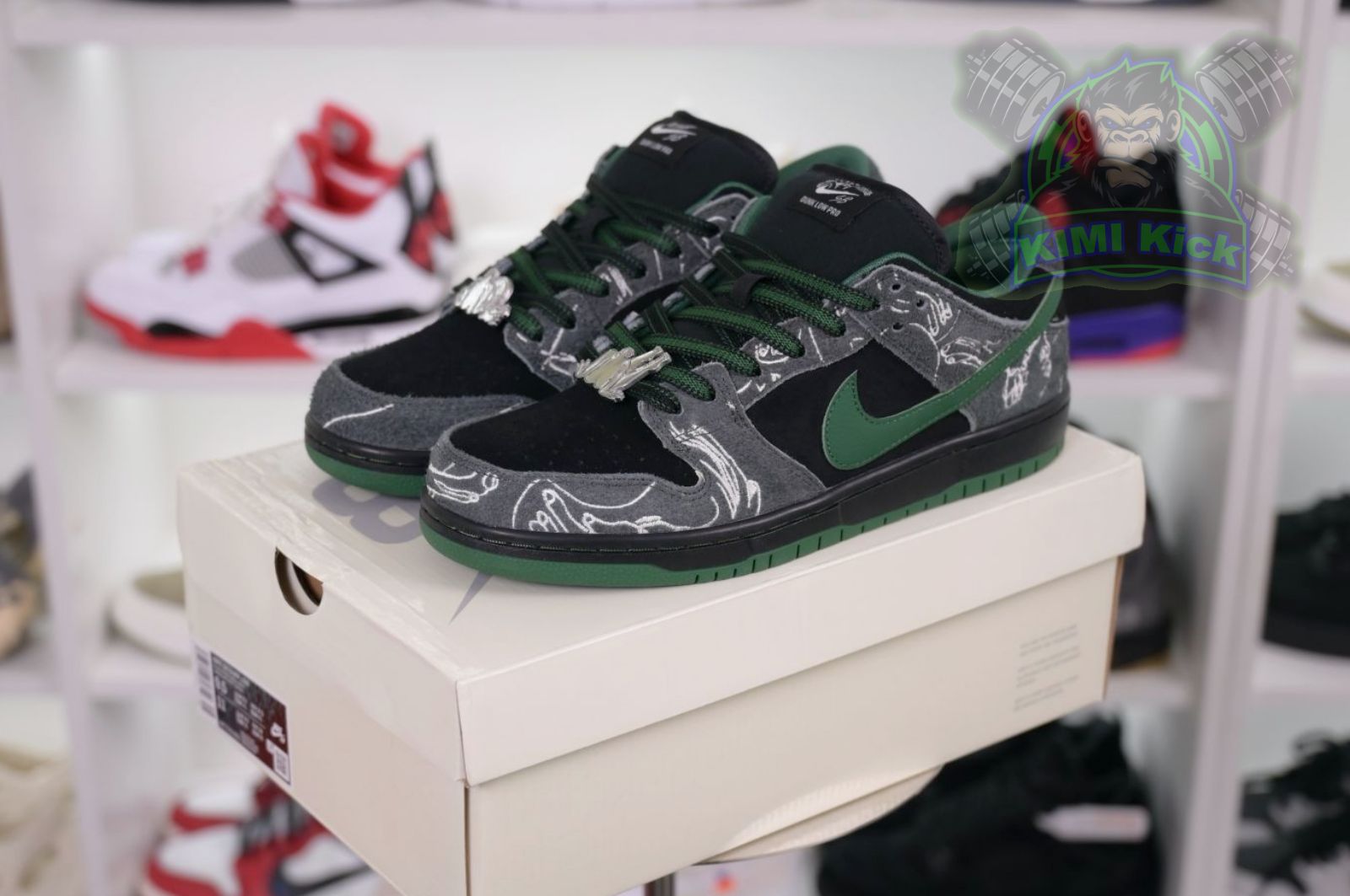 Kimi kick There Skateboards x Nike Dunk SB