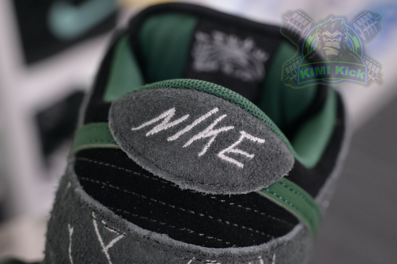 Kimi kick There Skateboards x Nike Dunk SB