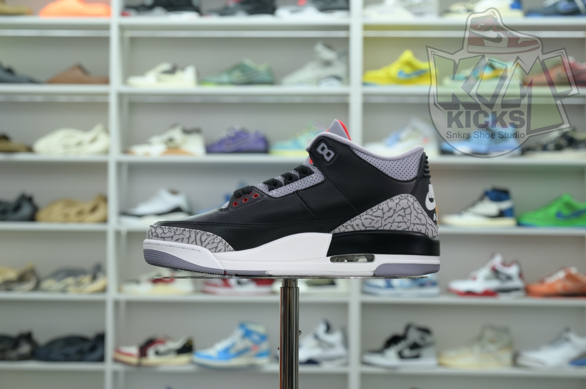 Kimi kick Air Jordan 3“Black Cement Reimagined”