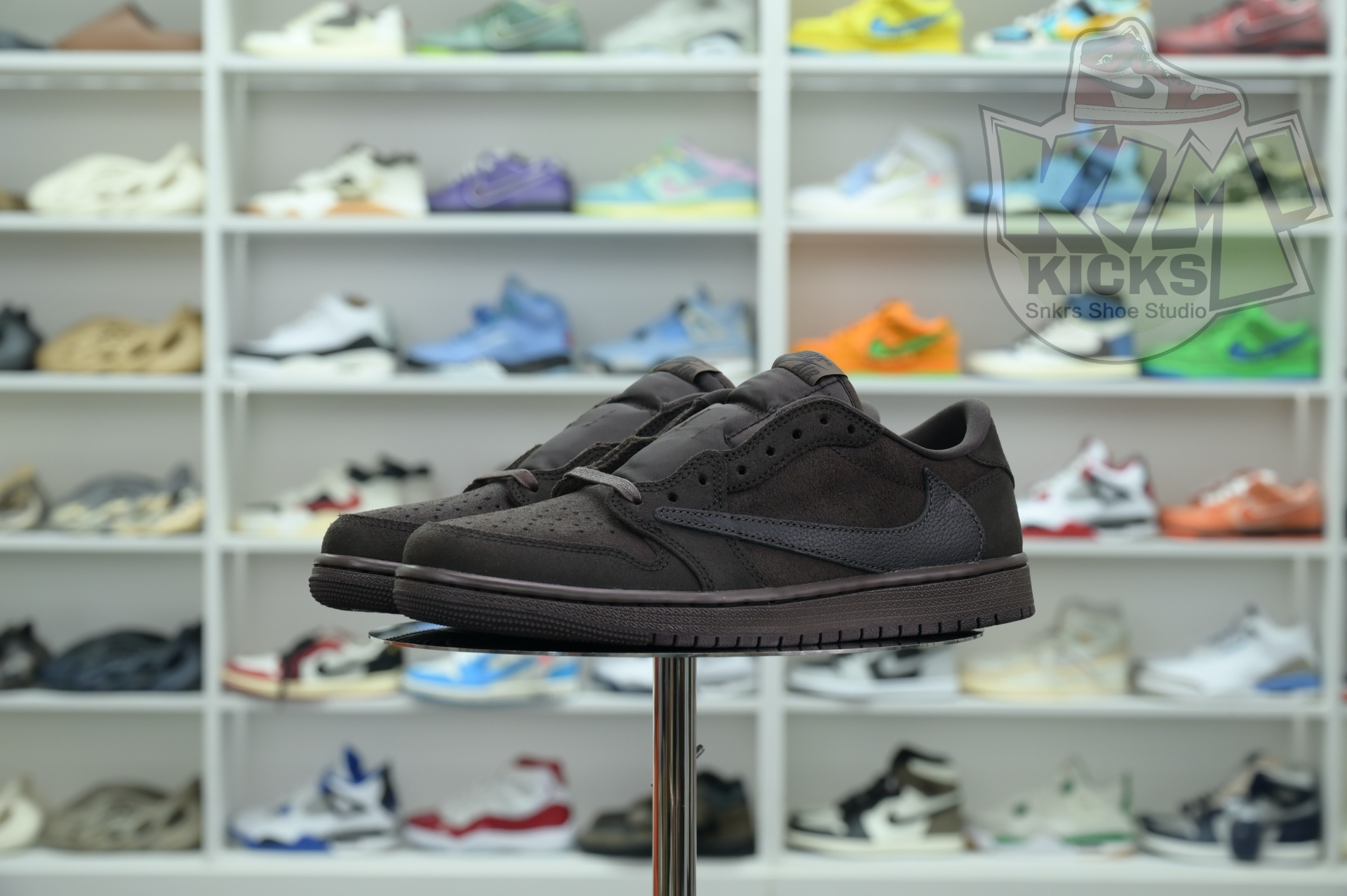 Kimi kick Travis Scott x Jordan Air Jordan 1 Low OG“Velvet Brown”