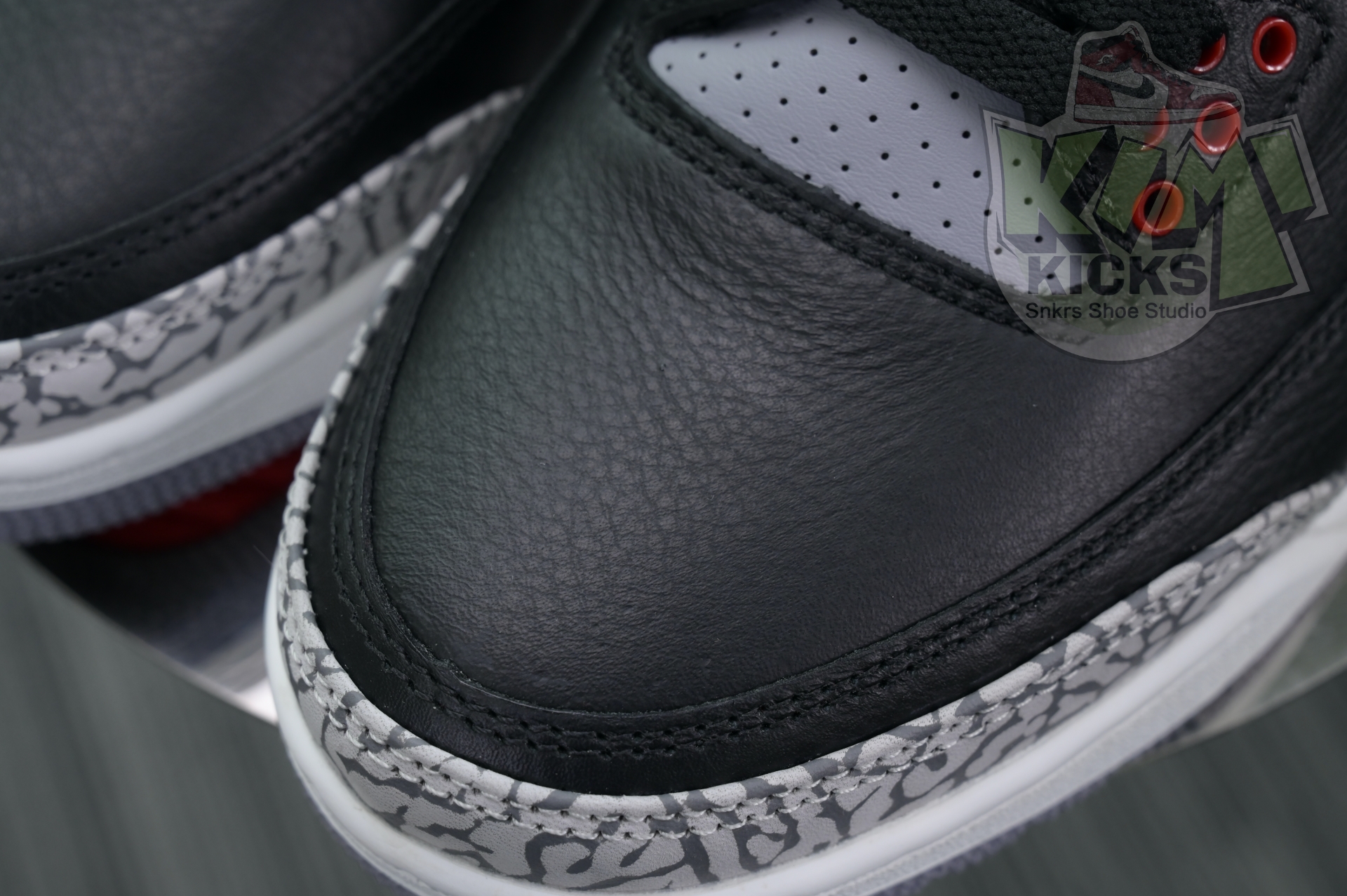 Kimi kick Air Jordan 3“Black Cement Reimagined”