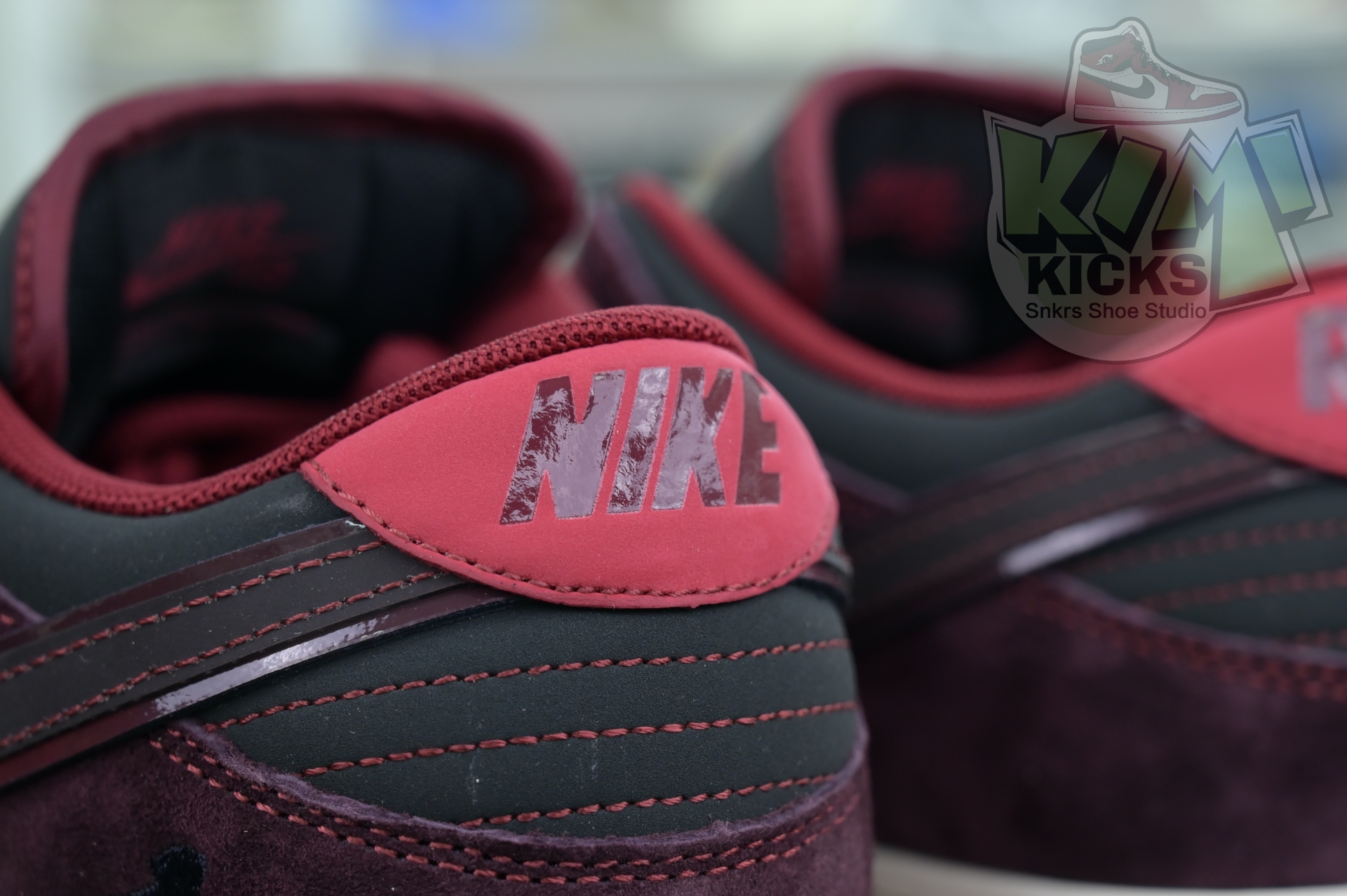 Kimi kick RIOT Skateshop x Nike SB Dunk Low