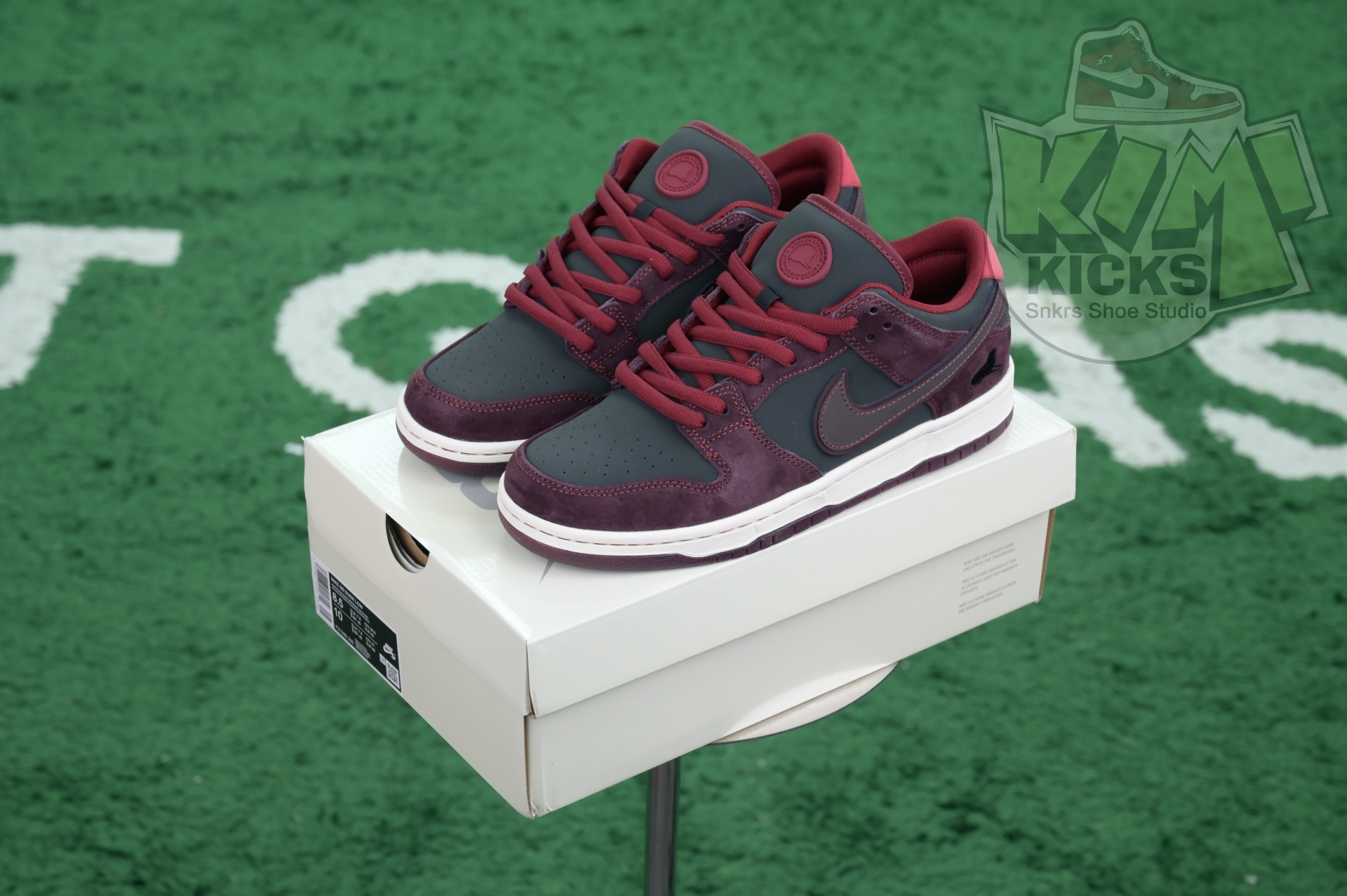 Kimi kick RIOT Skateshop x Nike SB Dunk Low