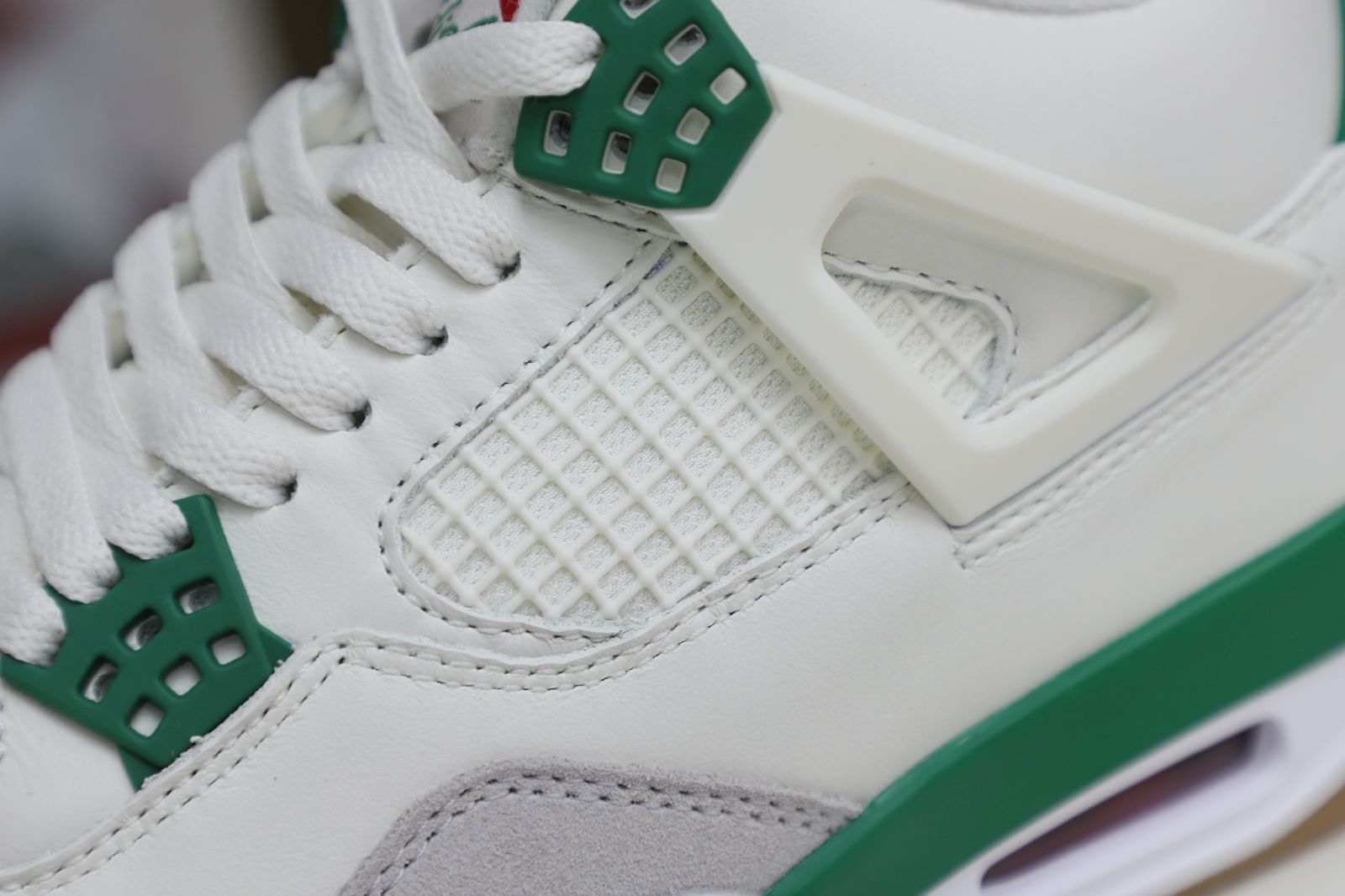 Kimi kick NIKE SB X AIR JORDAN 4 RETRO 'PINE GREEN'