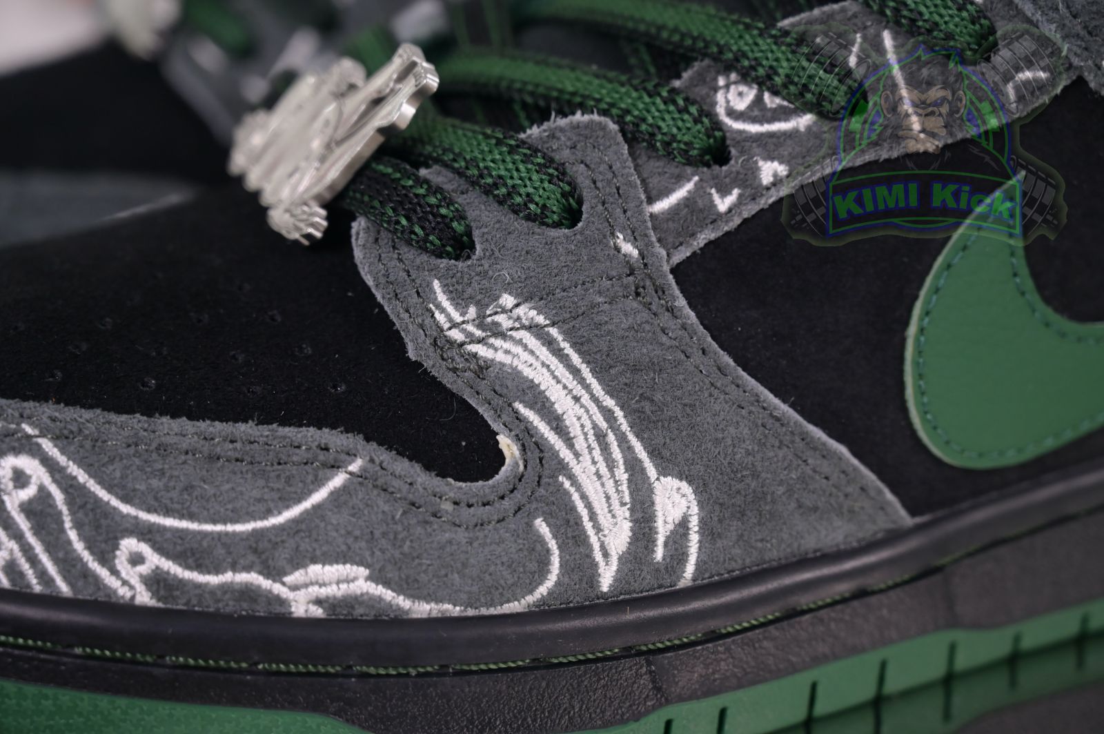 Kimi kick There Skateboards x Nike Dunk SB