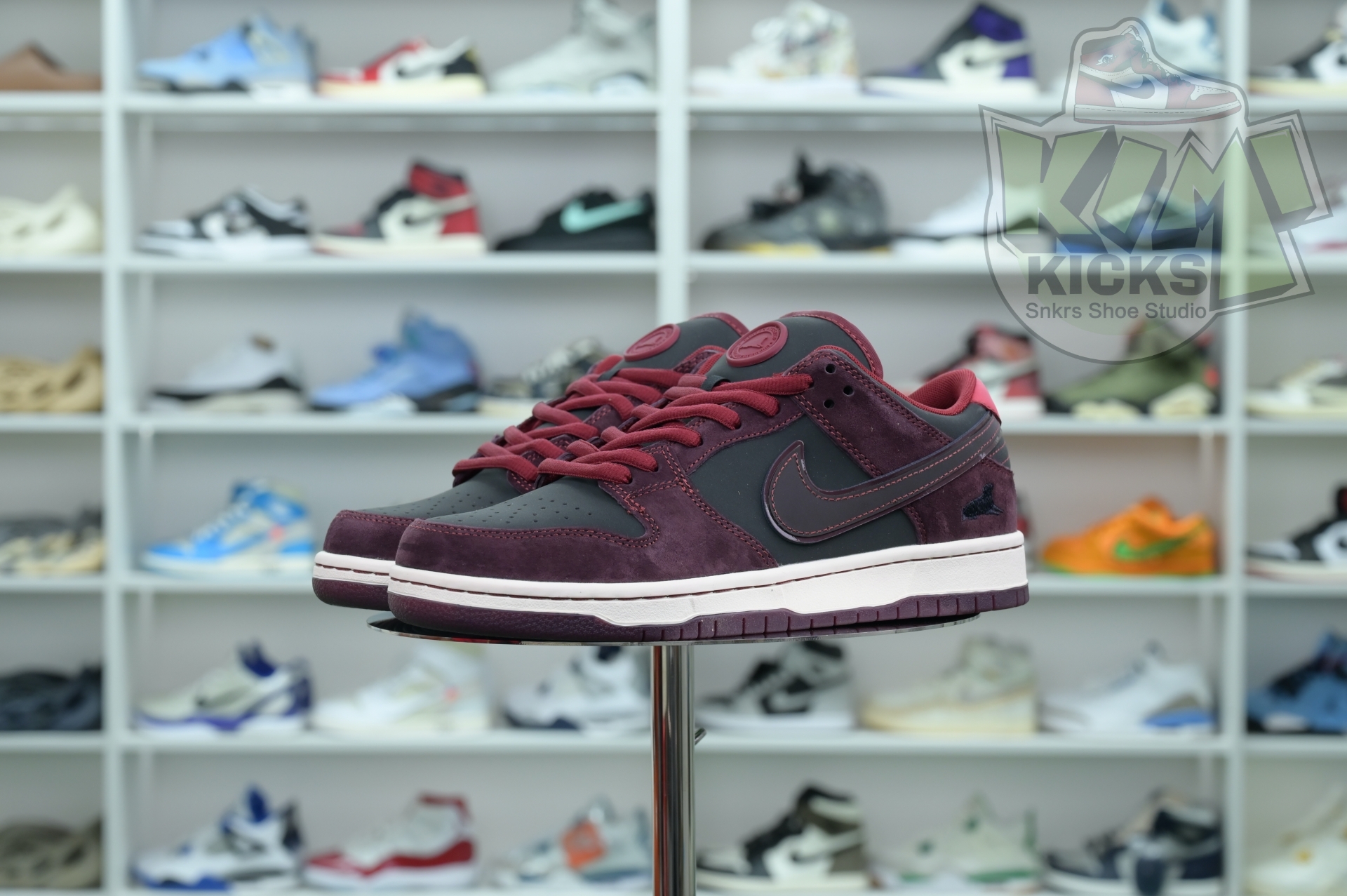 Kimi kick RIOT Skateshop x Nike SB Dunk Low