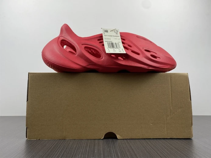 Adidas Yeezy Foam Red CW Comfortable 400