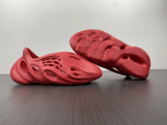 Adidas Yeezy Foam Red CW Comfortable 400