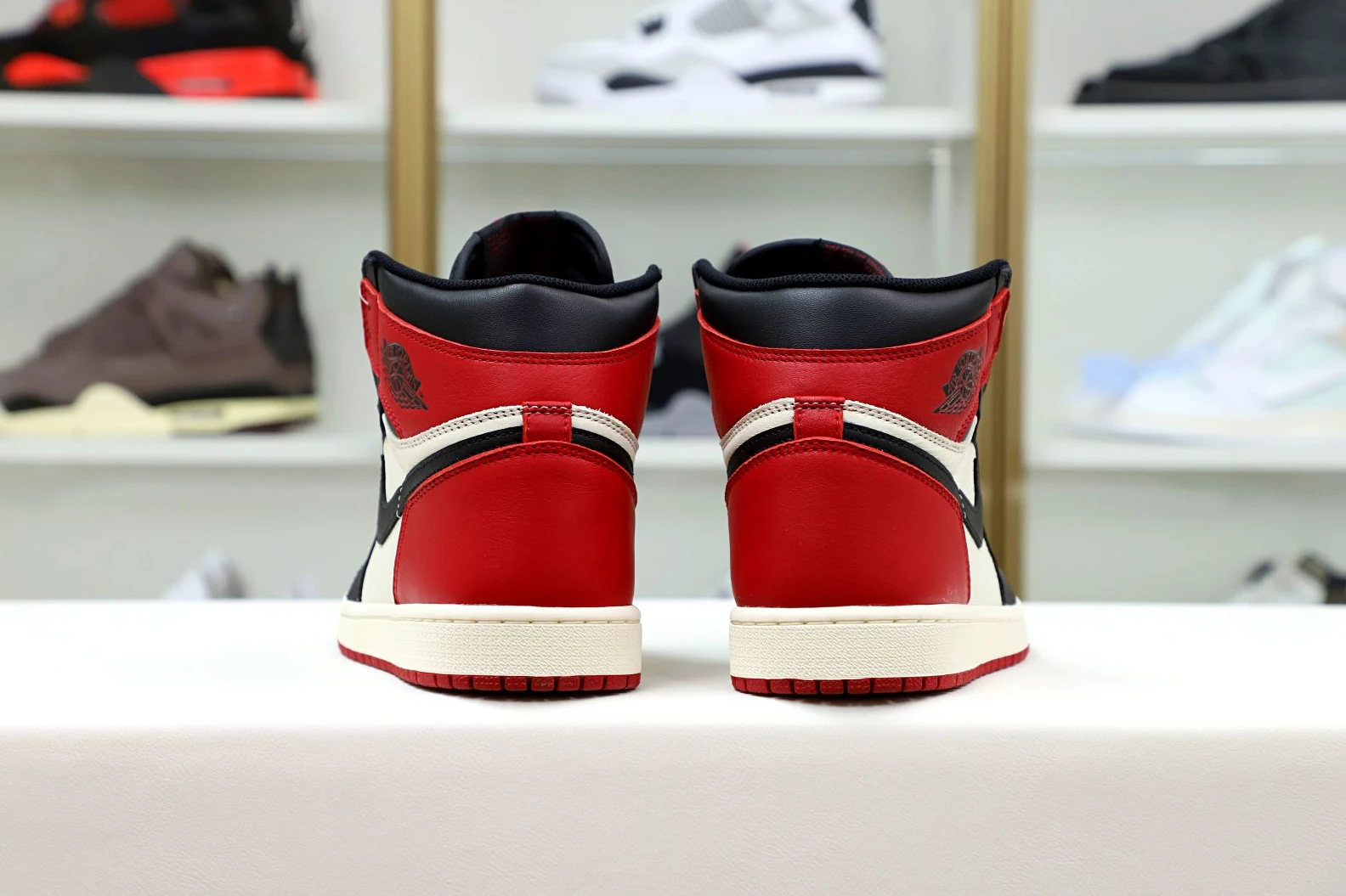 AllSeason Kimikick AIR JORDAN 1 RETRO HIGH OG 'BRED TOE' 2008