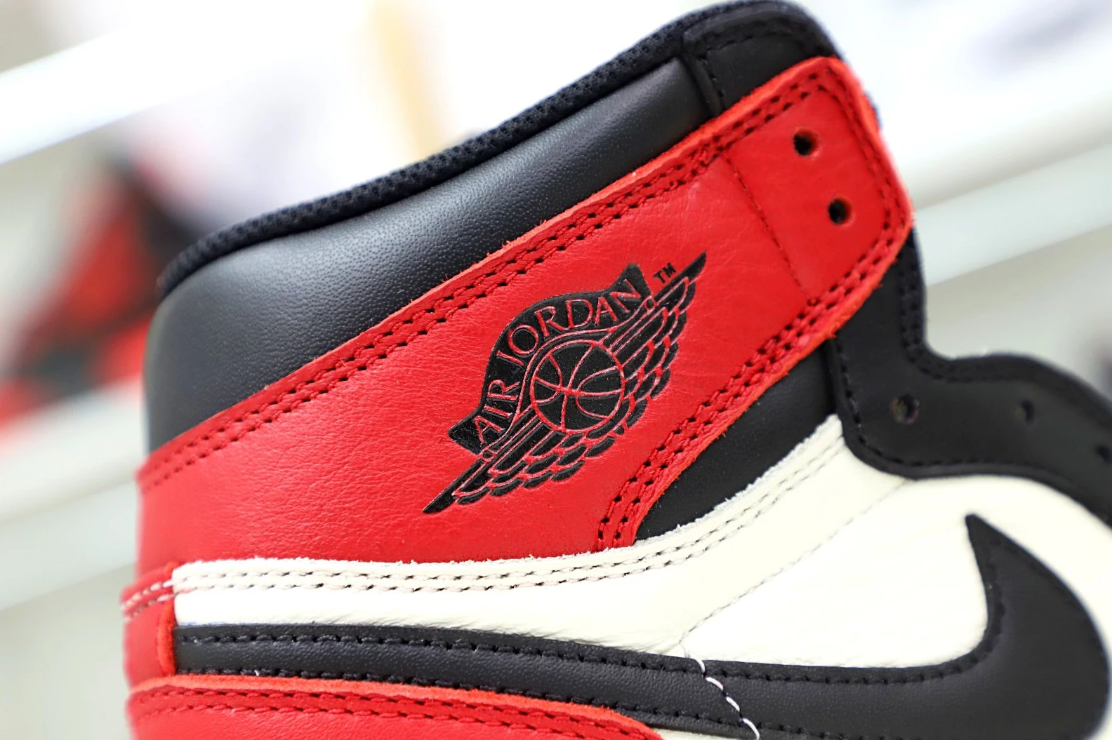 AllSeason Kimikick AIR JORDAN 1 RETRO HIGH OG 'BRED TOE' 2008