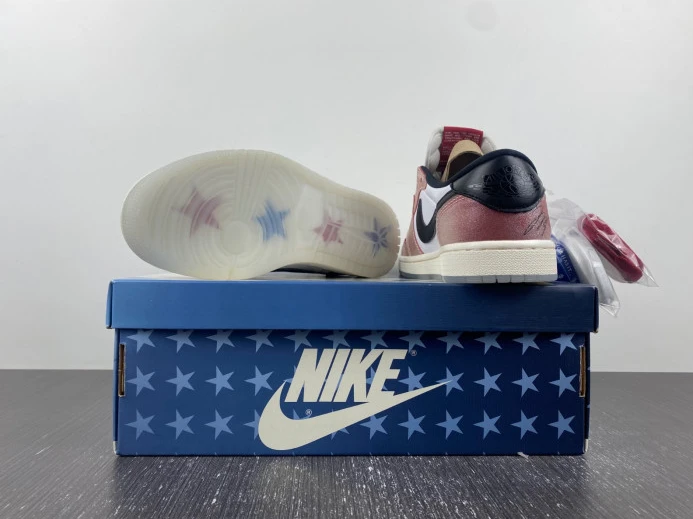 AllSeason TROPHY ROOM X AIR JORDAN 1 LOW OG 'RED BLACK' FN0432- 749