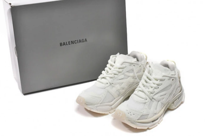 BLCG RUNNER SNEAKER 677402 23RC6 WellDesigned 2706
