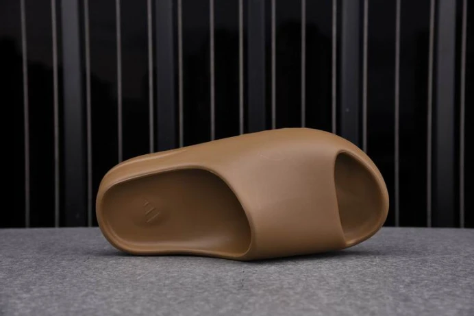 DailyWear Adidas Yeezy Slide Core G 479