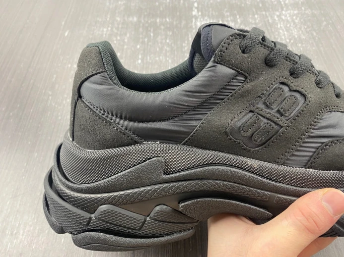 DailyWear BLCG TRIPLE S SNEAKER 710157 W3CU1 2350