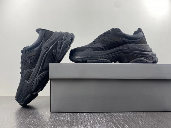 DailyWear BLCG TRIPLE S SNEAKER 710157 W3CU1 2350