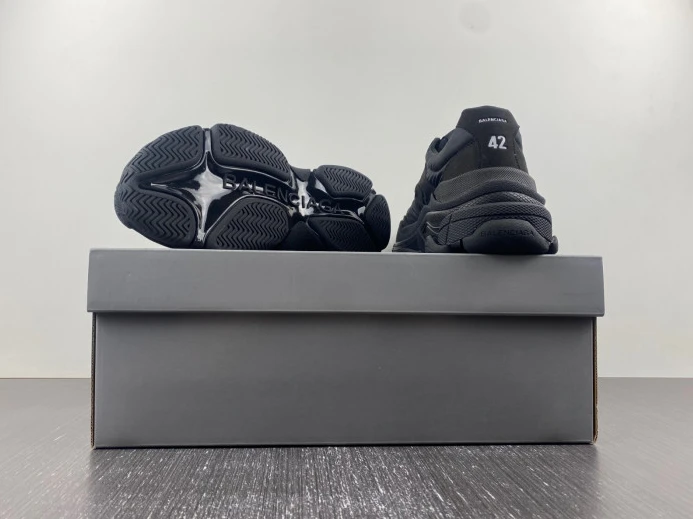 DailyWear BLCG TRIPLE S SNEAKER 710157 W3CU1 2350