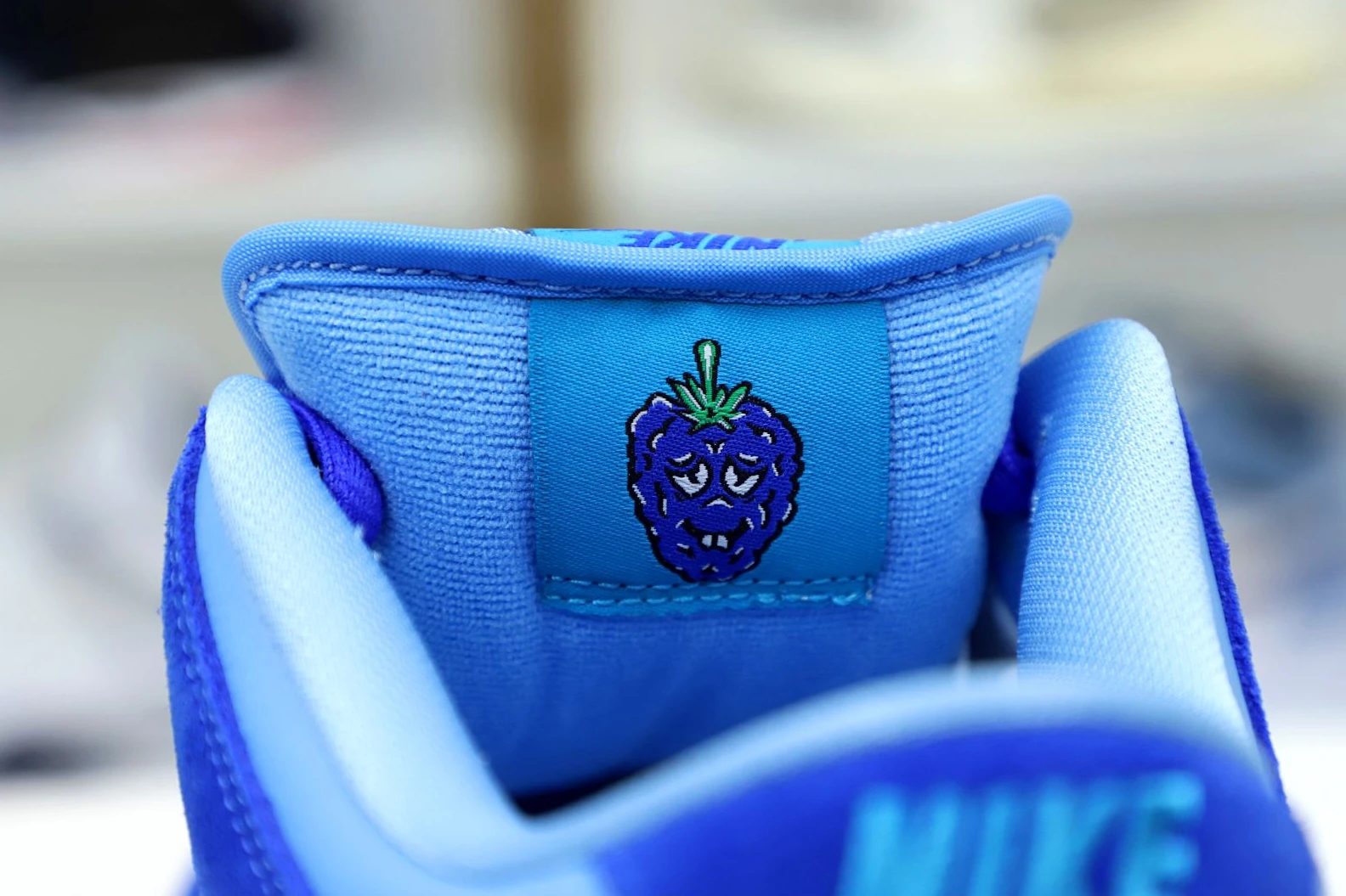EasyMatch Kimikick NIKE SB DUNK LOW BLUE RASPBERRY 3491