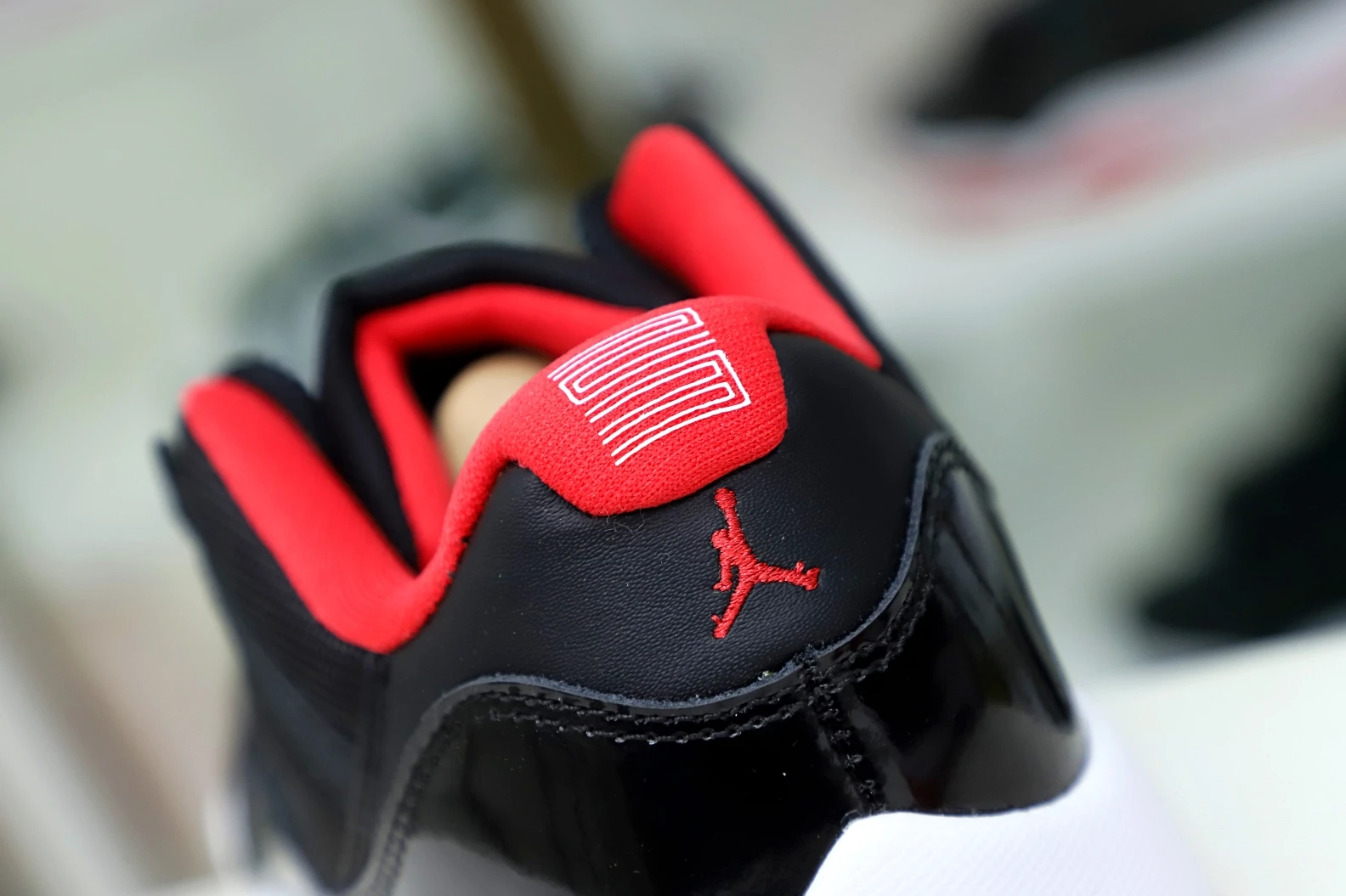 GoAnywhere Kimikick AIR JORDAN 11 RETRO BRED LOW 1960
