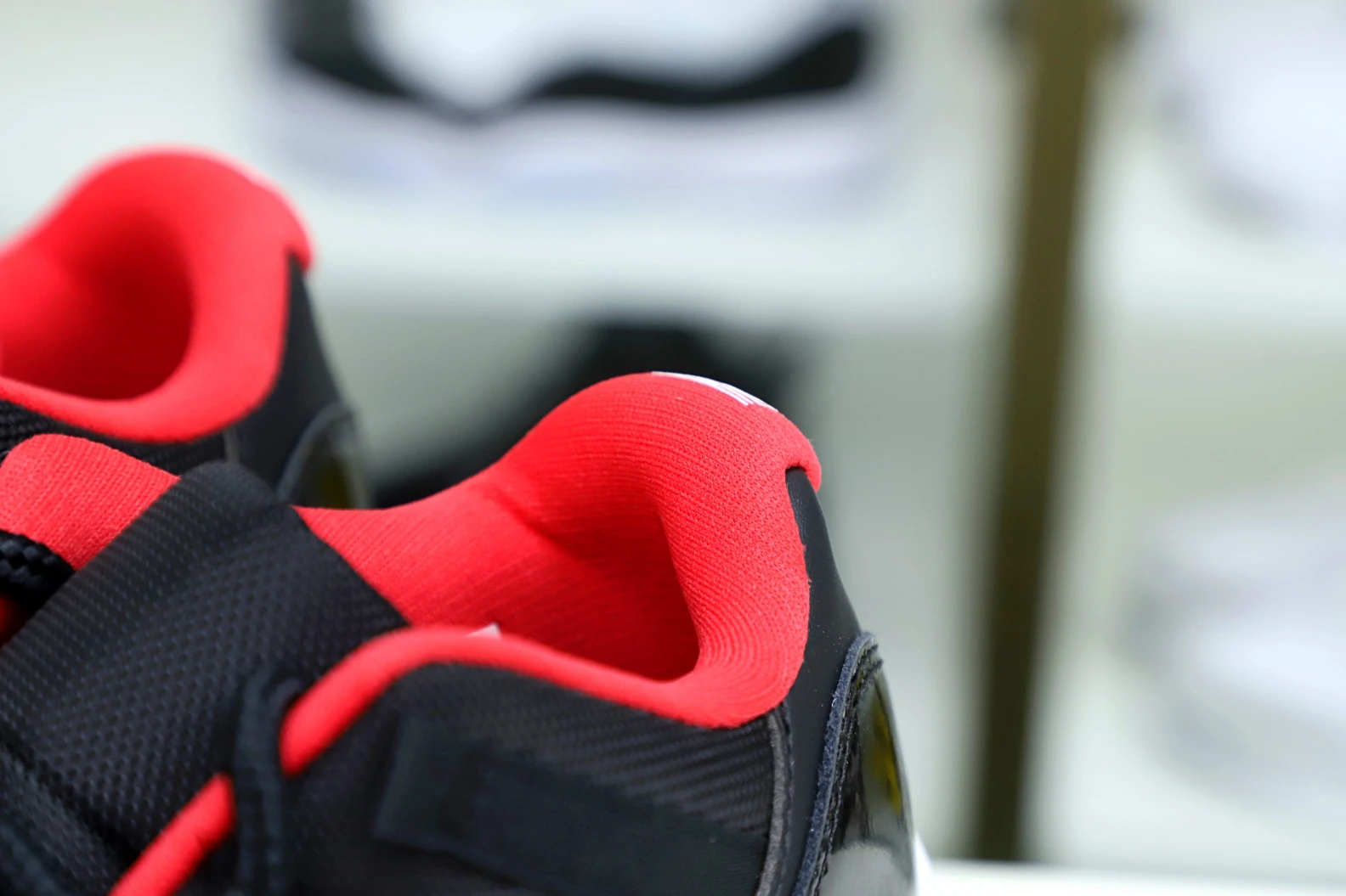 GoAnywhere Kimikick AIR JORDAN 11 RETRO BRED LOW 1960
