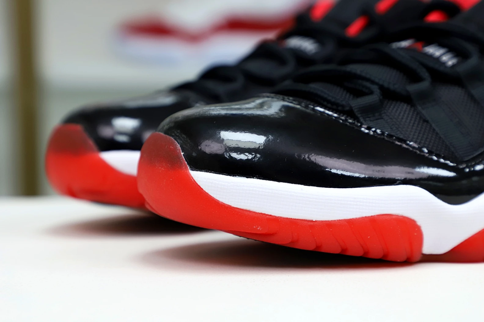GoAnywhere Kimikick AIR JORDAN 11 RETRO BRED LOW 1960