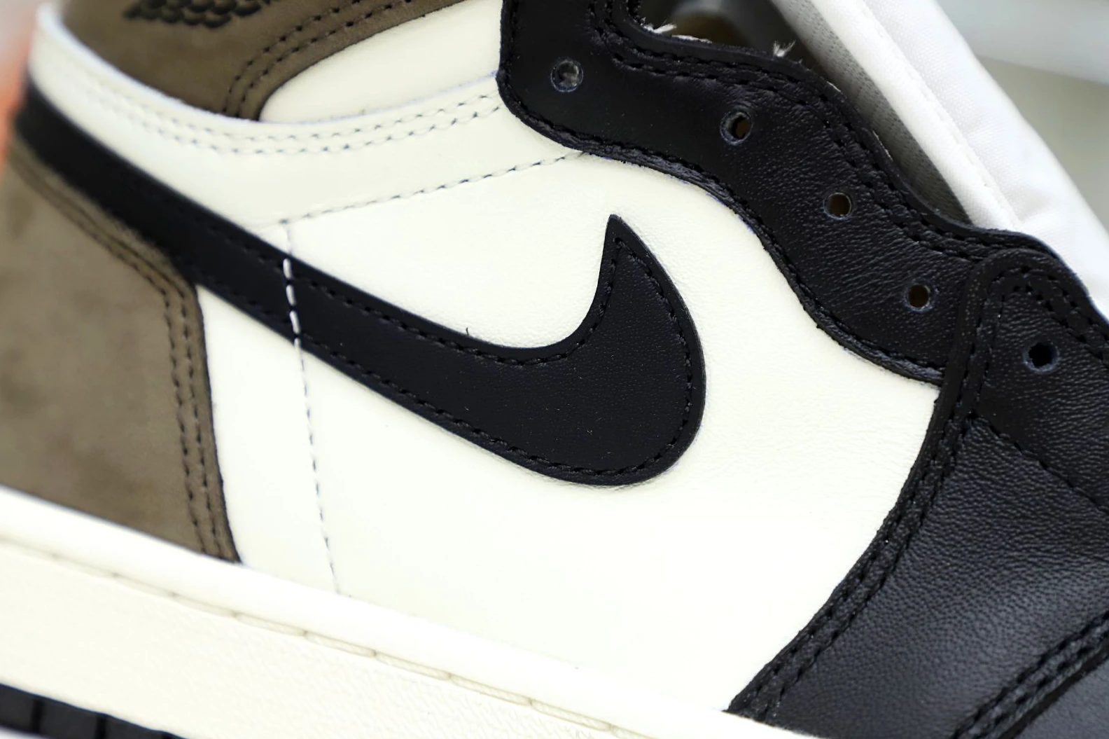 GoodFit Kimikick AIR JORDAN 1 RETRO HIGH OG 'DARK MOCHA' 2002