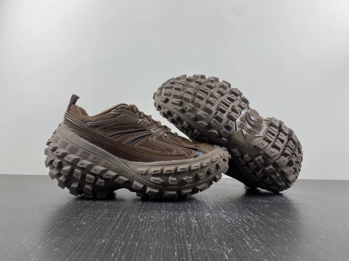 HighQuality BLCG DEFENDER SNEAKER 685613 W2RB5 2424