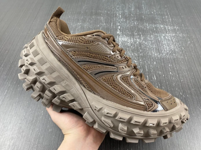 HighQuality BLCG DEFENDER SNEAKER 685613 W2RB5 2424