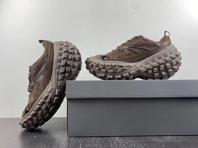 HighQuality BLCG DEFENDER SNEAKER 685613 W2RB5 2424