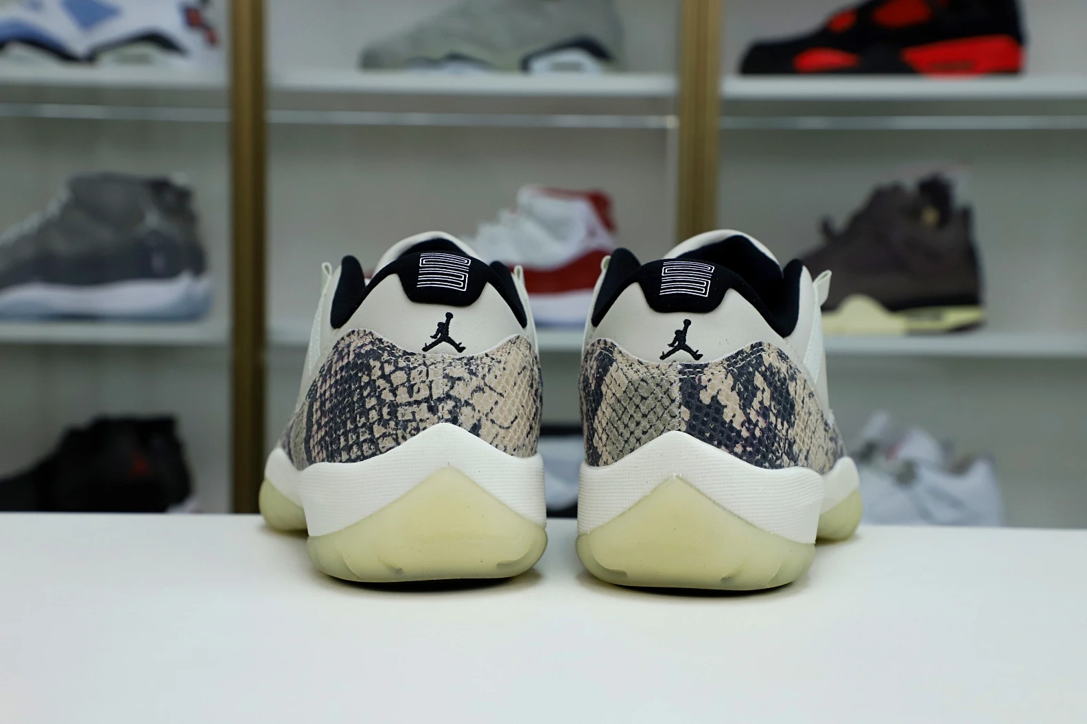 Kimikick AIR JORDAN 11 LOW SNAKESKIN LIGHT BONE Popular 1939