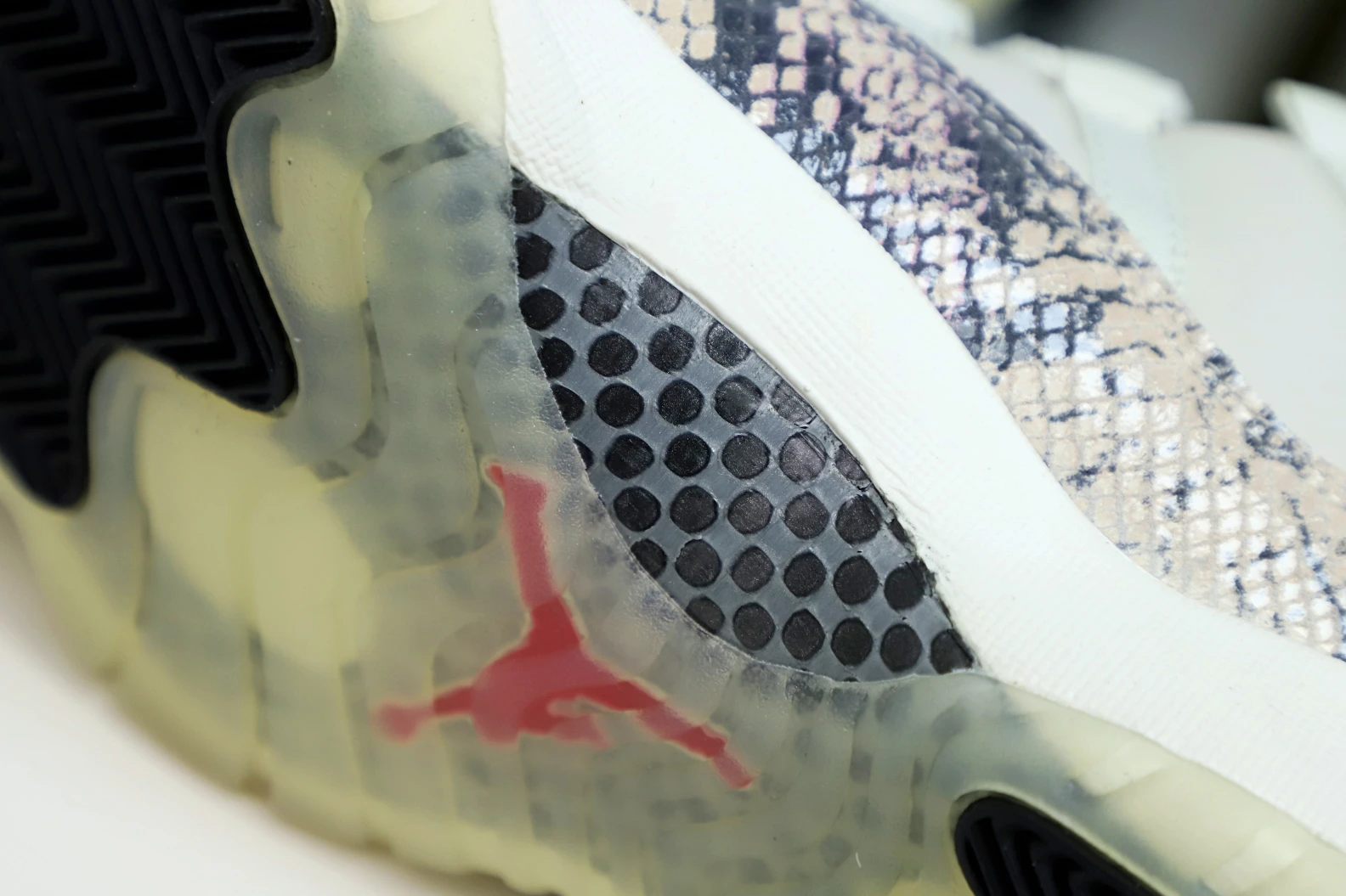 Kimikick AIR JORDAN 11 LOW SNAKESKIN LIGHT BONE Popular 1939