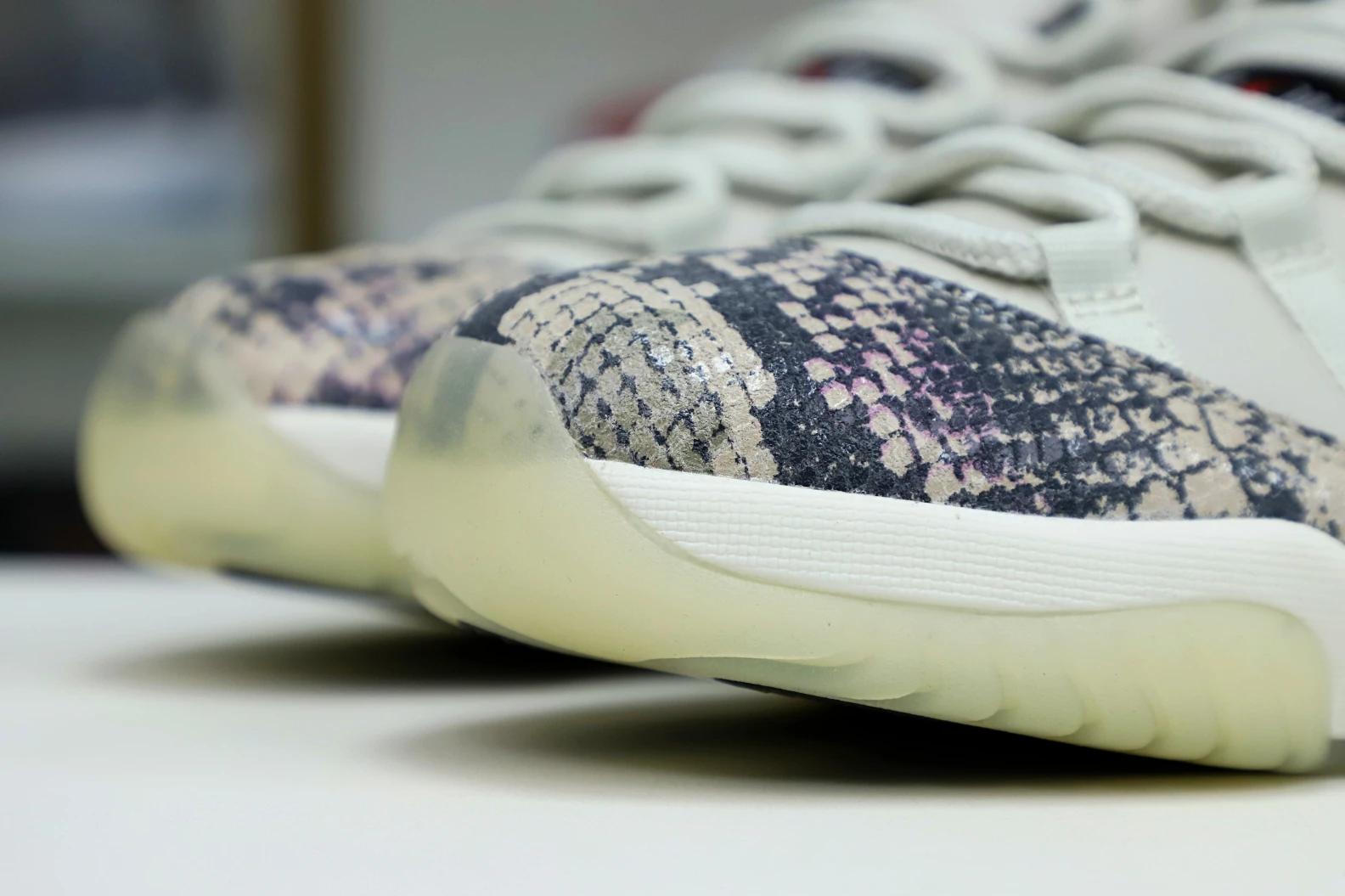 Kimikick AIR JORDAN 11 LOW SNAKESKIN LIGHT BONE Popular 1939